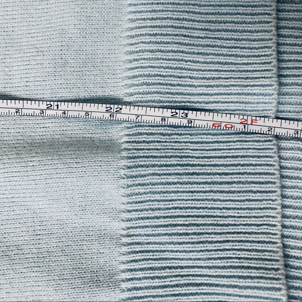Color-block V-neck Sweater - Picture 5 of 8